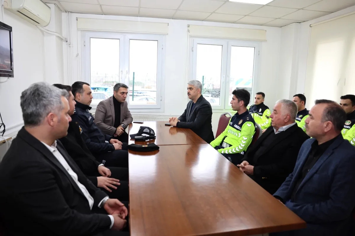 Pozantı'da Bayram Ziyareti: Belediye Başkanı Ali Avan, Otoyol Jandarmasını Ziyaret Etti Pozantı'da Bayram Ziyareti: Belediye Başkanı Ali Avan, Otoyol Jandarmasını Ziyaret Etti