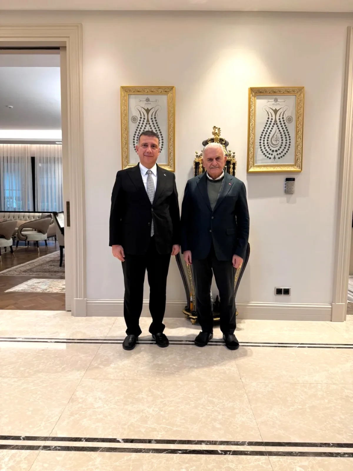 Tuzla Kaymakamı Ümit Hüseyin Güney ve Eşi, 27. Başbakan Binali Yıldırım'ı Bayramda Ziyaret Etti Tuzla Kaymakamı Ümit Hüseyin Güney ve Eşi, 27. Başbakan Binali Yıldırım'ı Bayramda Ziyaret Etti