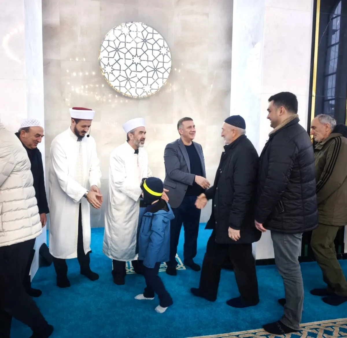 Bayram Coşkusu Tuzla'da Yaşandı: Kaymakam ve Müftü Vatandaşlarla Bir Araya Geldi Bayram Coşkusu Tuzla'da Yaşandı: Kaymakam ve Müftü Vatandaşlarla Bir Araya Geldi
