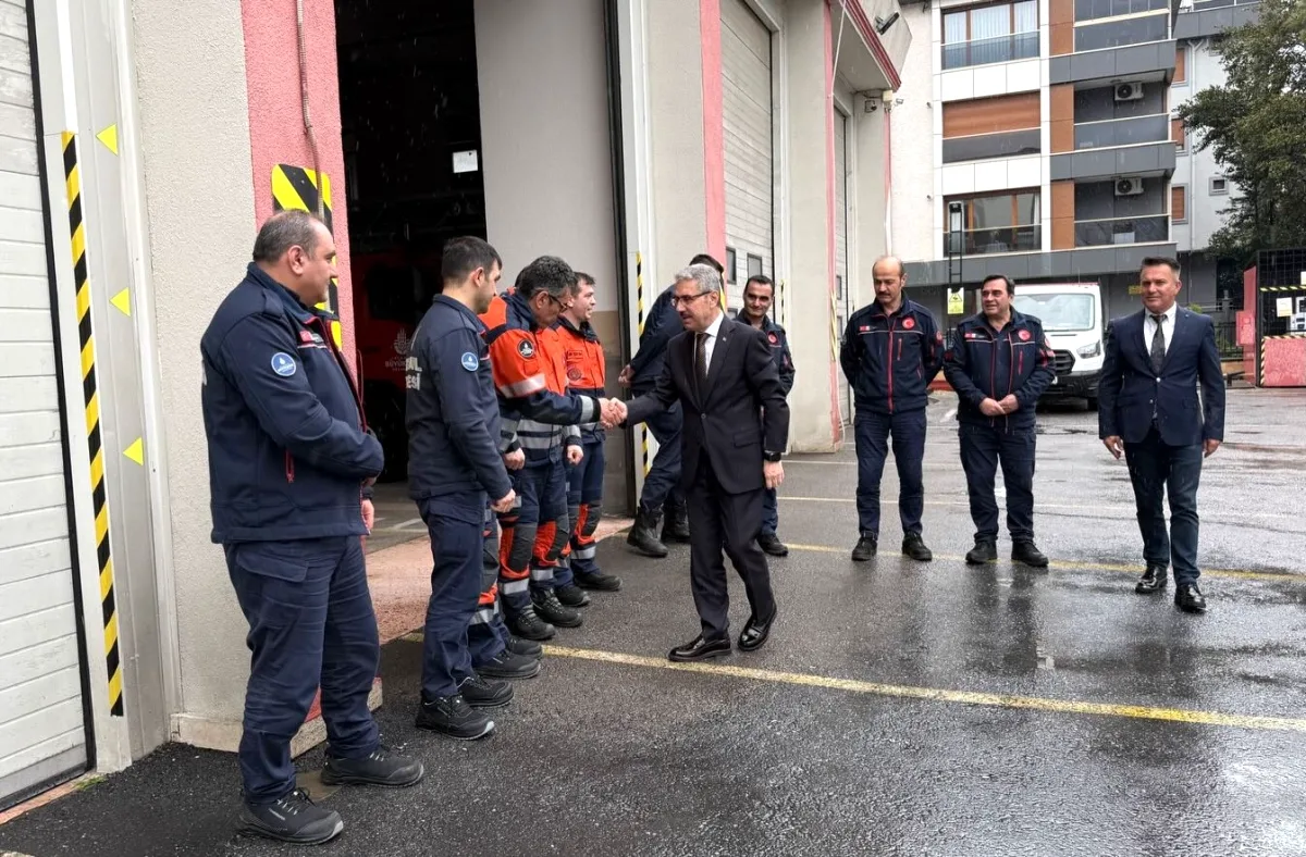 Üsküdar Kaymakamı Adem Yazıcı, İtfaiye Personeli ile Bayramlaştı Üsküdar Kaymakamı Adem Yazıcı, İtfaiye Personeli ile Bayramlaştı
