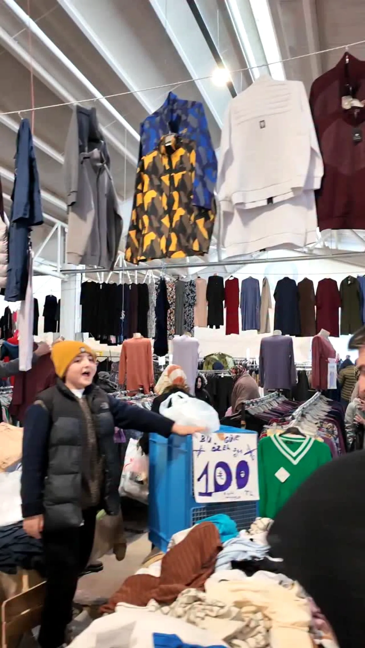 Bursa Yıldırım'da Bayram Telaşı Başladı: Bağlaraltı Pazarı Rengarenk Bursa Yıldırım'da Bayram Telaşı Başladı: Bağlaraltı Pazarı Rengarenk