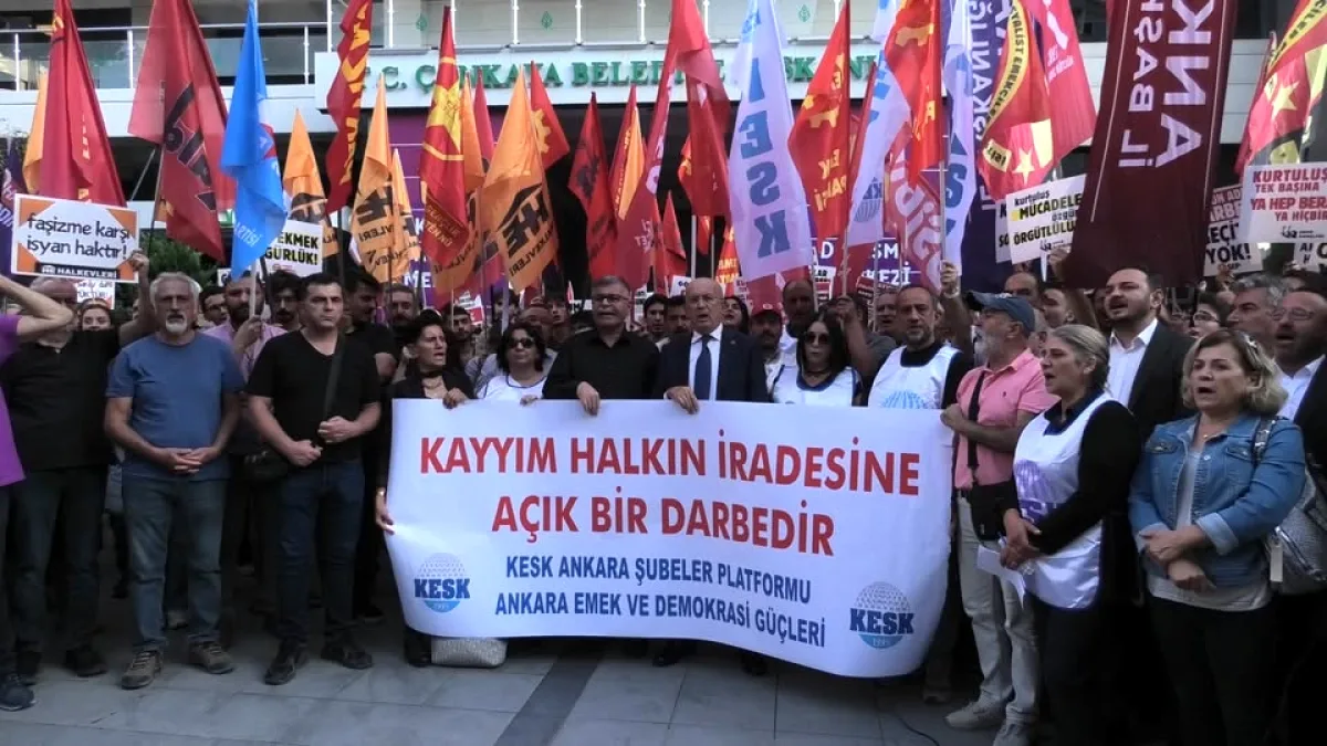 KESK Ankara'dan Sessiz Çığlık: Emekçiler İş Bırakarak Çalışma Bakanlığı'na Yürüdü KESK Ankara'dan Sessiz Çığlık: Emekçiler İş Bırakarak Çalışma Bakanlığı'na Yürüdü