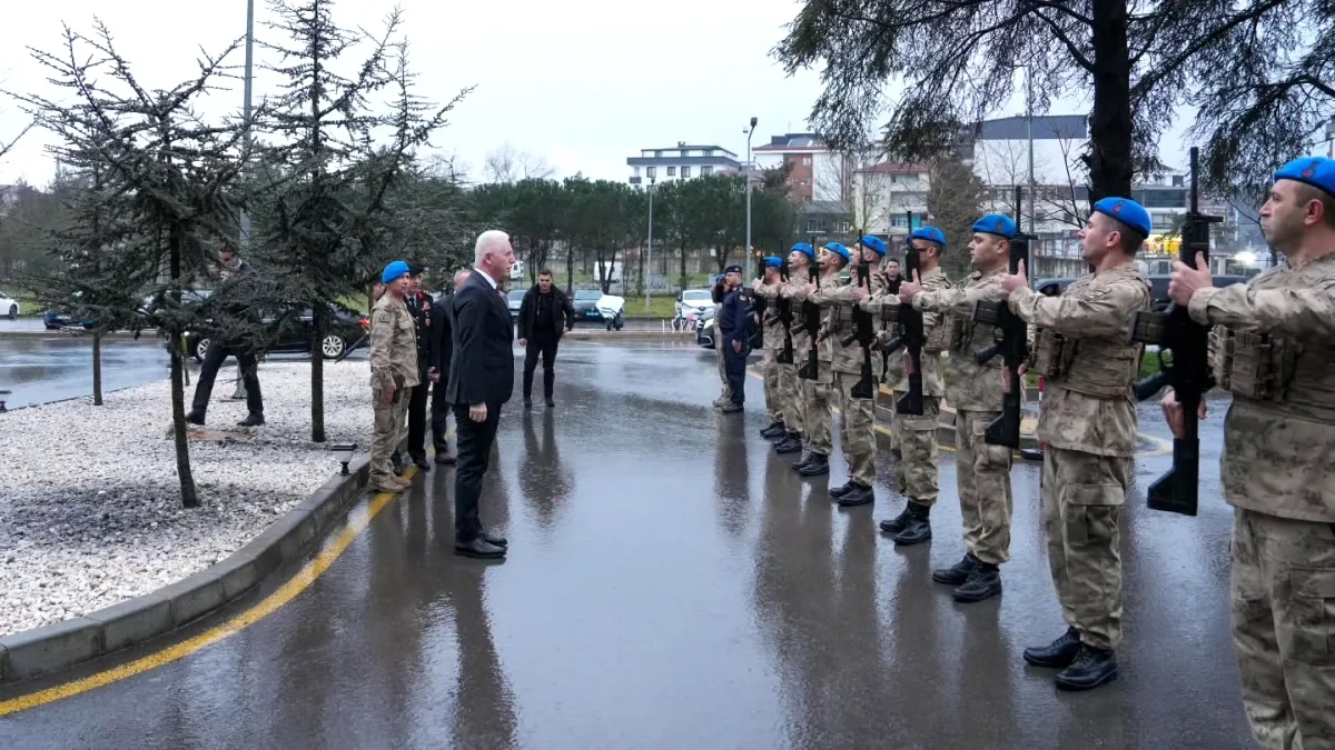 İstanbul Valisi Davut Gül, Bayramın İlk Gününde Jandarma Komandolarını Ziyaret Etti İstanbul Valisi Davut Gül, Bayramın İlk Gününde Jandarma Komandolarını Ziyaret Etti