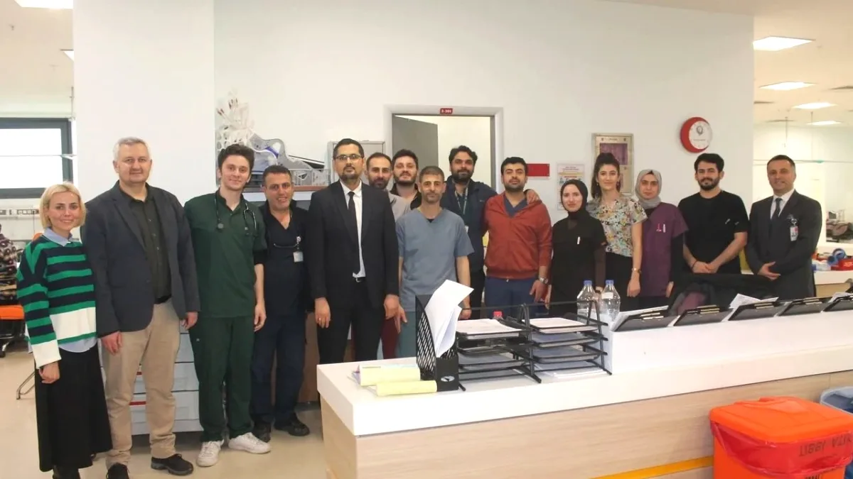 Yalova Eğitim ve Araştırma Hastanesi Başhekimi'nden Anlamlı Bayram Ziyareti Yalova Eğitim ve Araştırma Hastanesi Başhekimi'nden Anlamlı Bayram Ziyareti