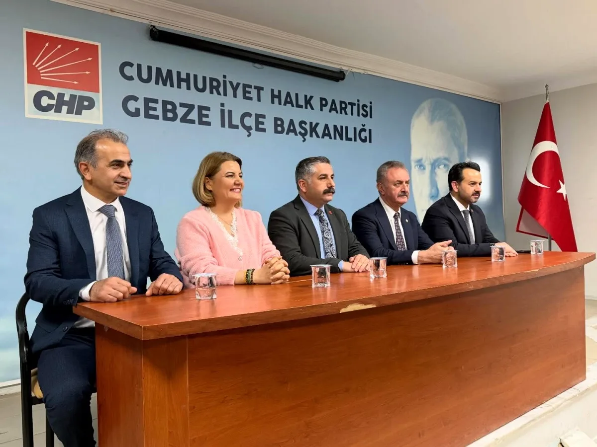 CHP Gebze'de Bayram Coşkusu: Yoğun Katılımla Dayanışma Mesajı Verildi CHP Gebze'de Bayram Coşkusu: Yoğun Katılımla Dayanışma Mesajı Verildi