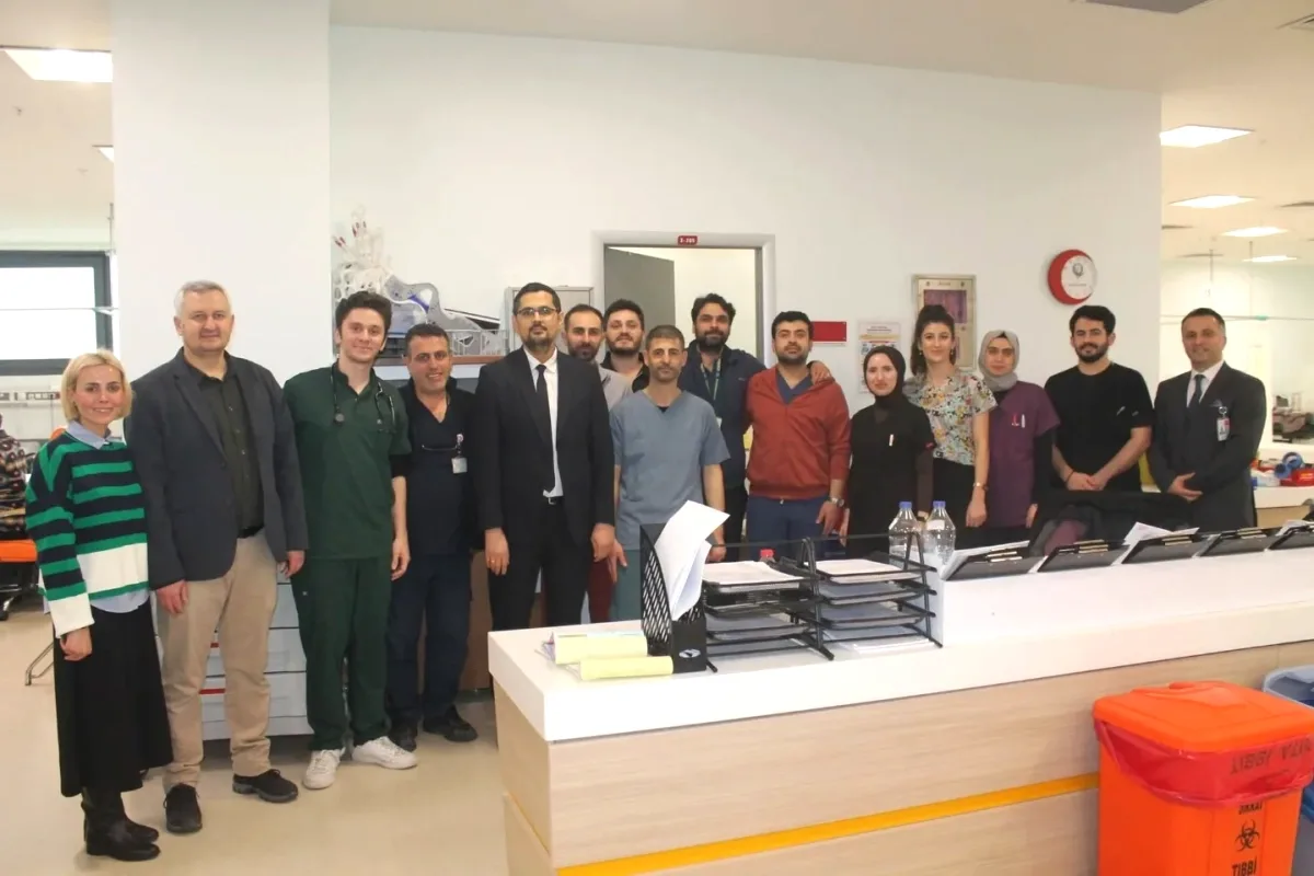 Yalova Eğitim ve Araştırma Hastanesi Başhekimi Hasan Ergenç'ten Bayram Ziyareti Yalova Eğitim ve Araştırma Hastanesi Başhekimi Hasan Ergenç'ten Bayram Ziyareti