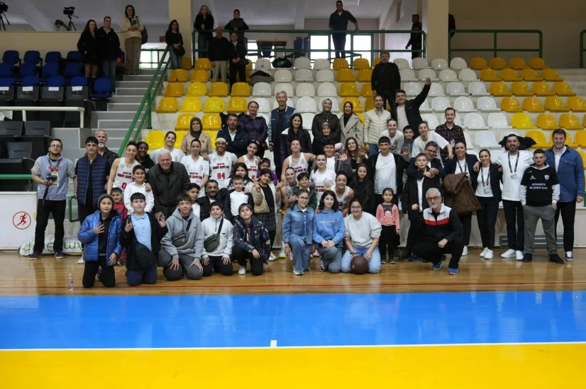Burhaniye'den Bayram Hediyesi: Aslan Yol, Edirne DSİ'yi 85-75 Mağlup Etti Burhaniye'den Bayram Hediyesi: Aslan Yol, Edirne DSİ'yi 85-75 Mağlup Etti