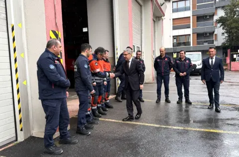 Üsküdar Kaymakamı Adem Yazıcı, İtfaiye Ekipleri ile Ramazan Bayramı'nda Bir Araya Geldi