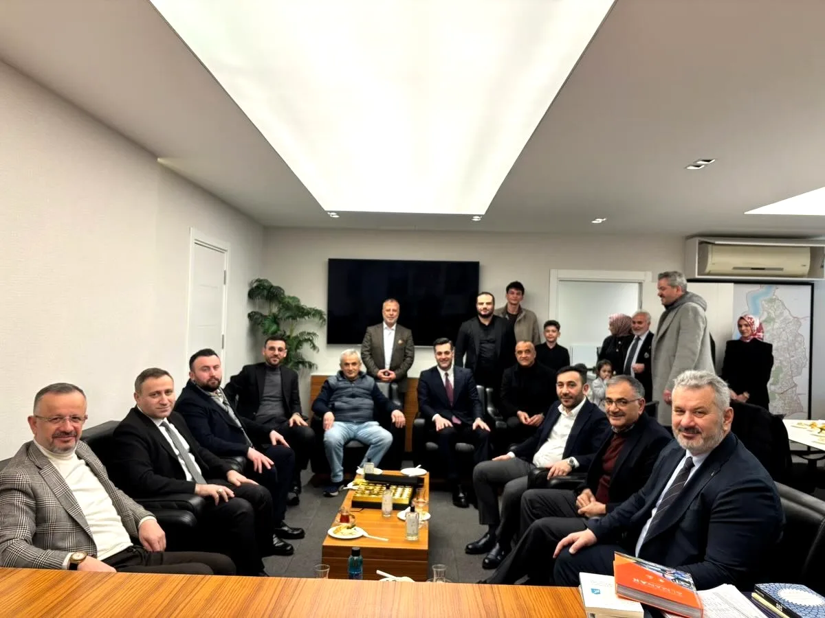 AK Parti Üsküdar'da Bayramlaşma: Turan ve Sarıcaoğlu'ndan Mesaj AK Parti Üsküdar'da Bayramlaşma: Turan ve Sarıcaoğlu'ndan Mesaj