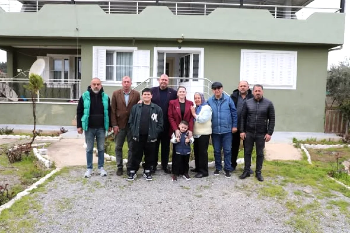 Menderes'te Duygu Yüklü Buluşma: Depremde Kaybedilen Kardeşlerin Ailesi Bayramda Yalnız Bırakılmadı Menderes'te Duygu Yüklü Buluşma: Depremde Kaybedilen Kardeşlerin Ailesi Bayramda Yalnız Bırakılmadı