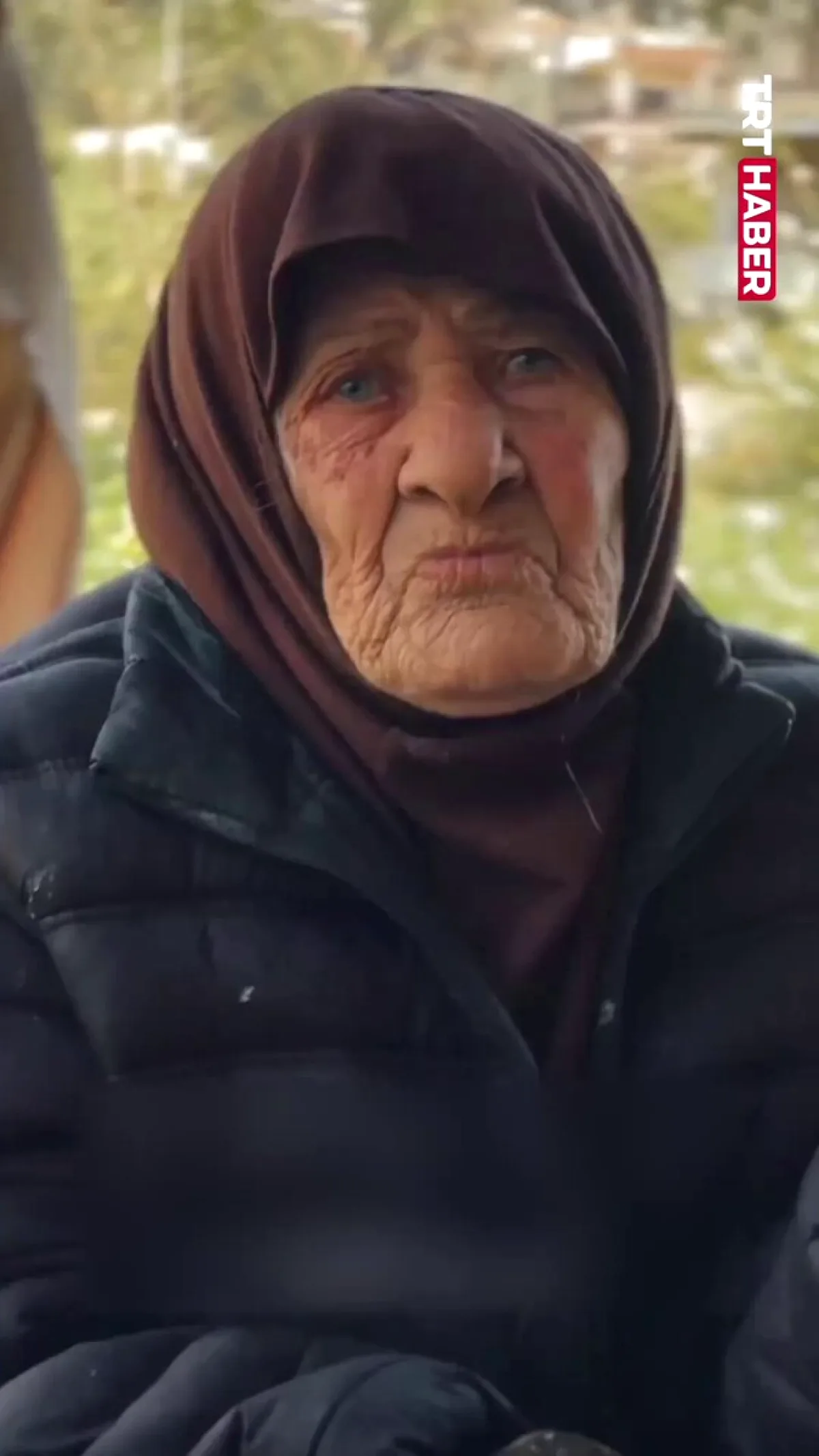 100 Yaşındaki Lübnanlı Kadından İsrail'e Meydan Okuyuş: "İsrail'den Yaşlıyım, Taş Atarım" 100 Yaşındaki Lübnanlı Kadından İsrail'e Meydan Okuyuş: "İsrail'den Yaşlıyım, Taş Atarım"