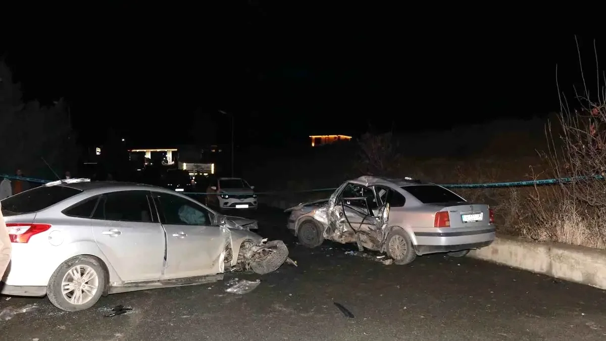 Oltu'da Zincirleme Trafik Kazası: 1'i Ağır 5 Yaralı Oltu'da Zincirleme Trafik Kazası: 1'i Ağır 5 Yaralı