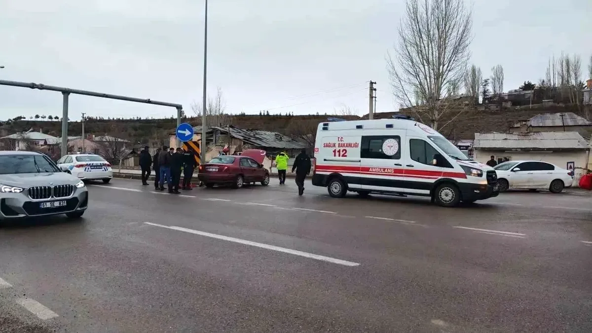 Aşkale'de Refüj Kazası: Ani Manevra Faciayı Önledi, 2 Kişi Yaralı Aşkale'de Refüj Kazası: Ani Manevra Faciayı Önledi, 2 Kişi Yaralı