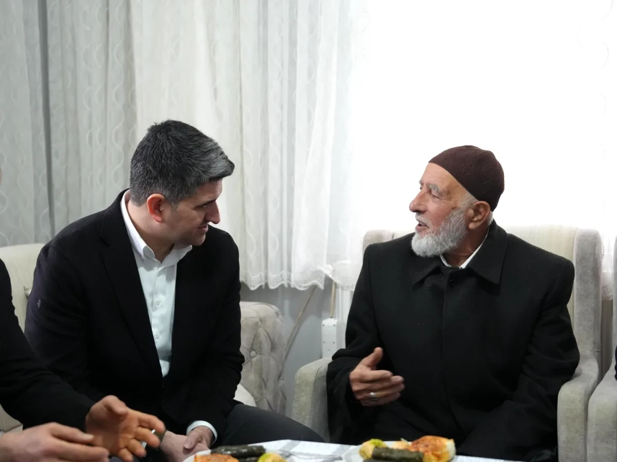 Ataşehir Belediye Başkanı'nın Bayramda Sürpriz Ziyareti Ataşehir Belediye Başkanı'nın Bayramda Sürpriz Ziyareti