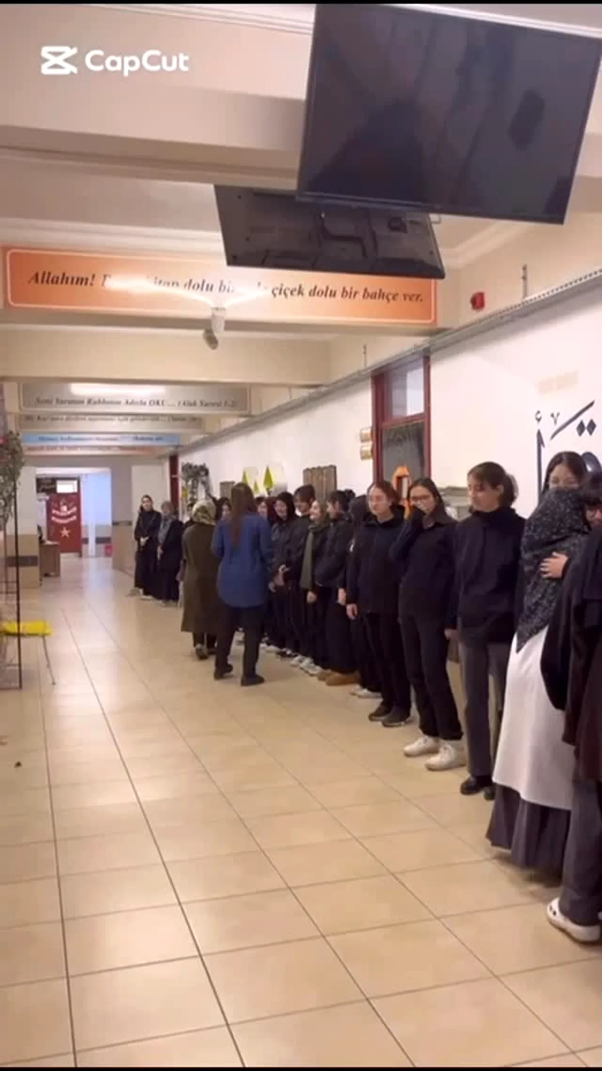 Demetevler'deki Lisede Öğrenciler Bir Araya Geldi Demetevler'deki Lisede Öğrenciler Bir Araya Geldi
