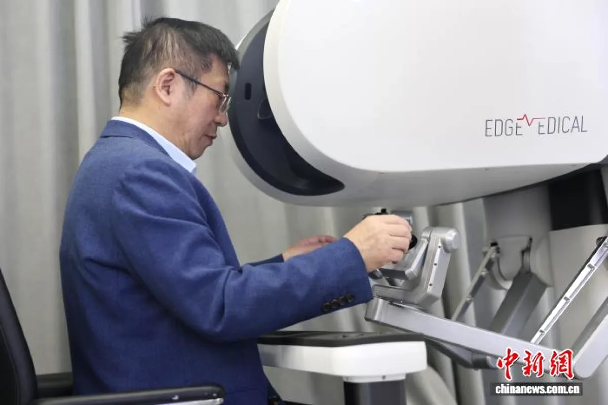 Bilim İnsanı 2.000 Kilometre Uzaklıktan Robotik Ameliyat Gerçekleştirdi Bilim İnsanı 2.000 Kilometre Uzaklıktan Robotik Ameliyat Gerçekleştirdi