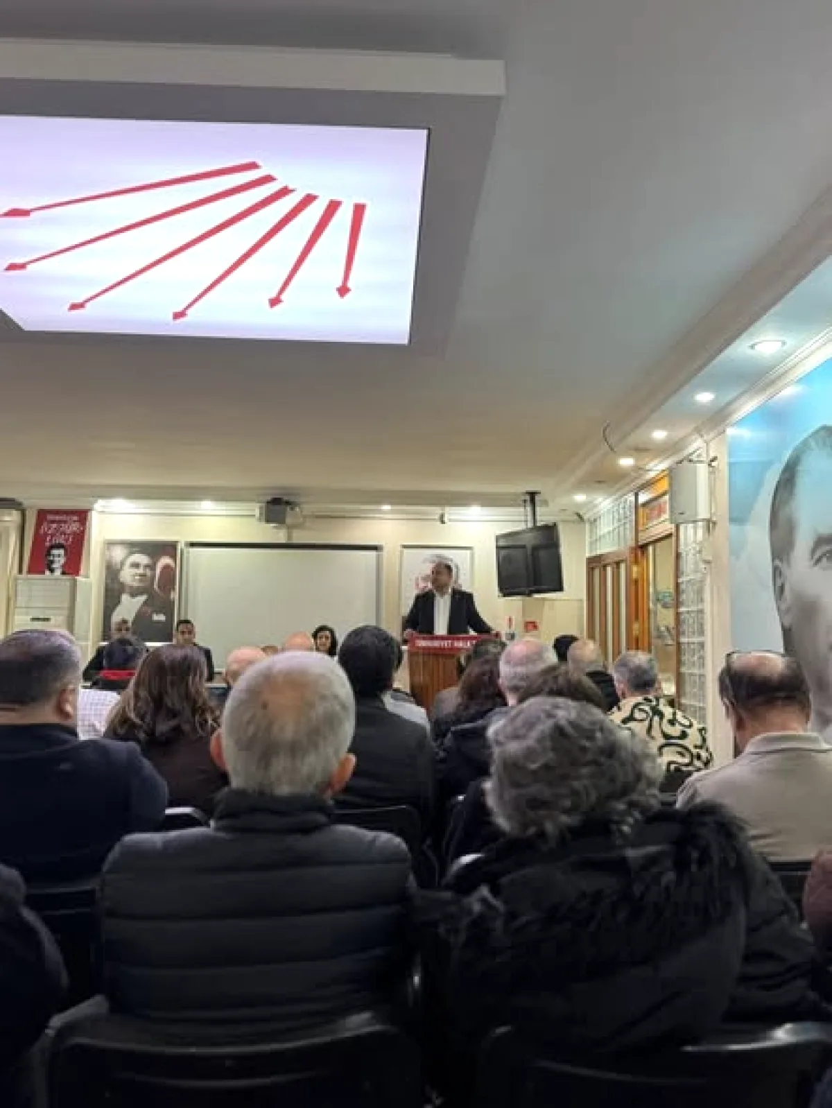 CHP Avcılar'da Bayramlaşmada Duygusal Anlar CHP Avcılar'da Bayramlaşmada Duygusal Anlar