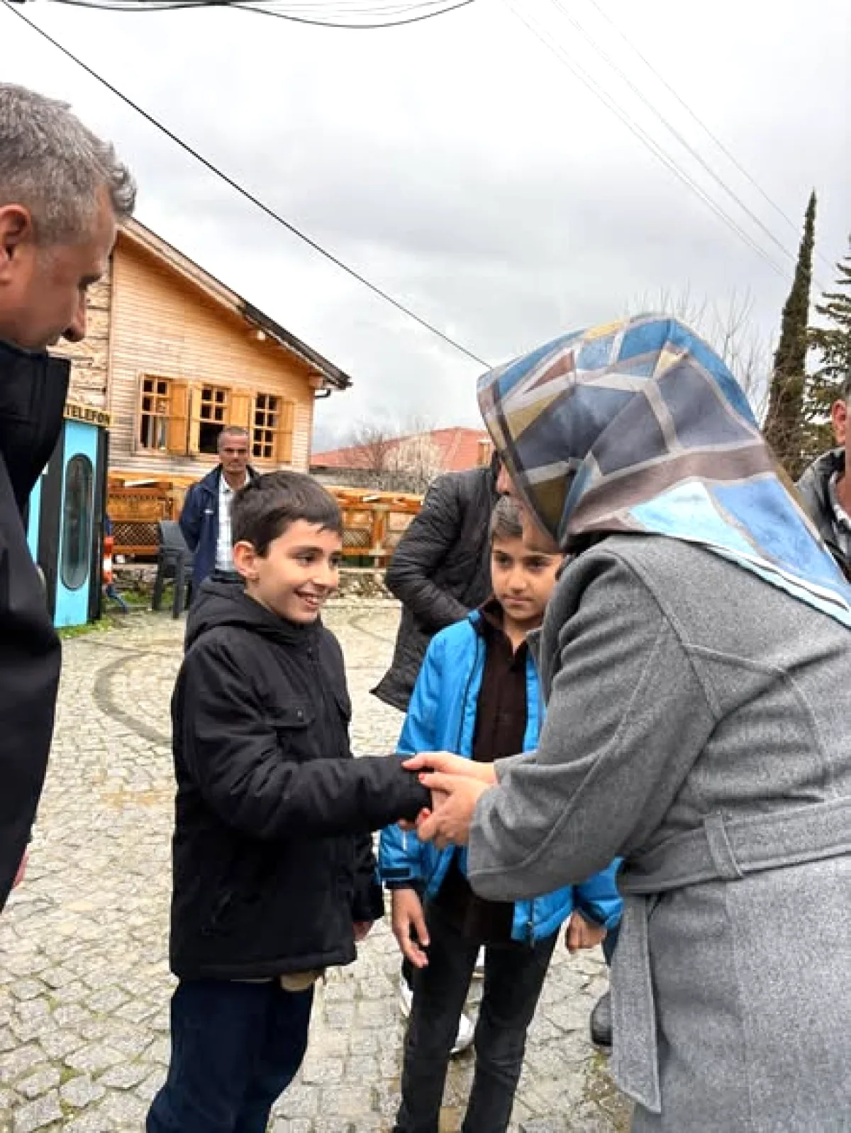 İbradı Belediyesi'nden Mahallede Samimi Bayramlaşma İbradı Belediyesi'nden Mahallede Samimi Bayramlaşma