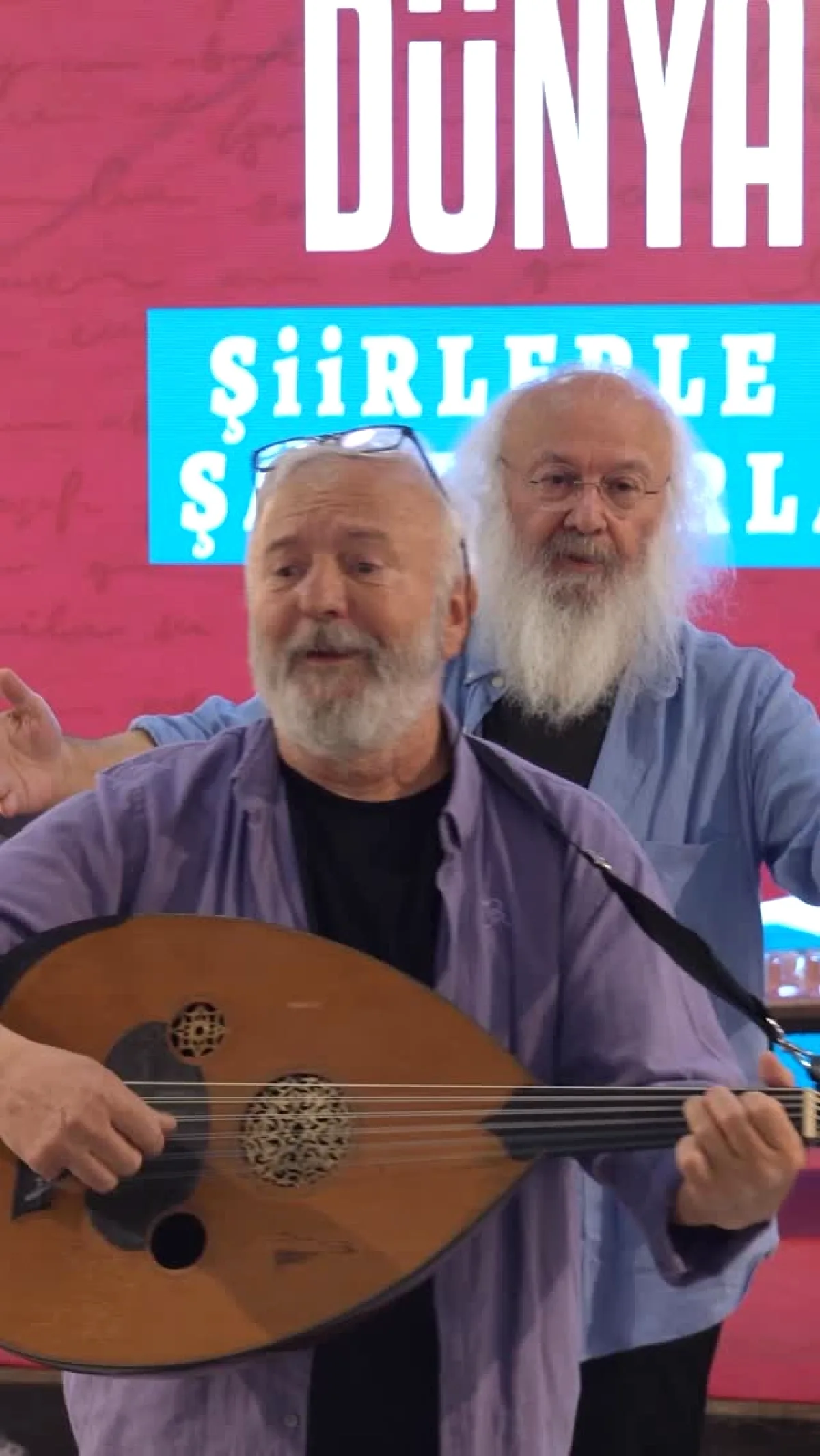 Küçükçekmece'de Şiir ve Ezgilerle Duygu Dolu Bir Akşam Küçükçekmece'de Şiir ve Ezgilerle Duygu Dolu Bir Akşam