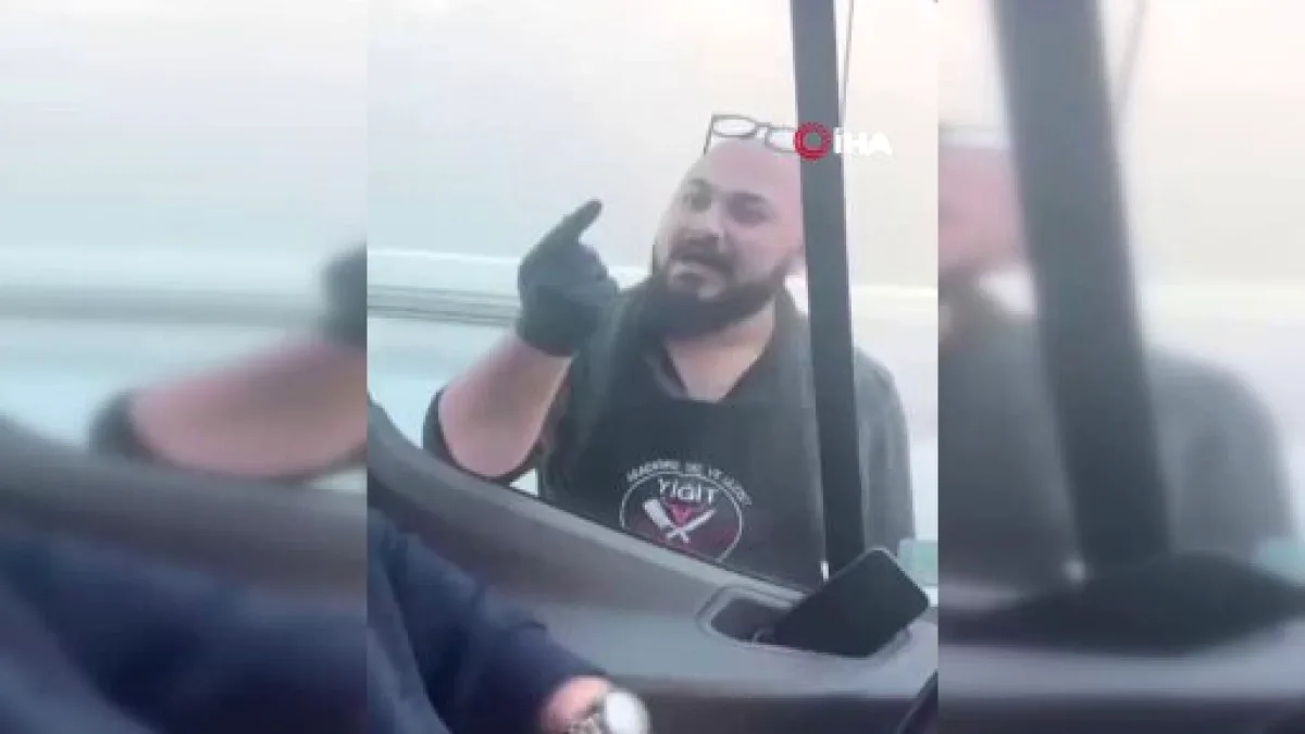 İstanbul'da Trafik Tartışması Araç Camına Mal Oldu İstanbul'da Trafik Tartışması Araç Camına Mal Oldu
