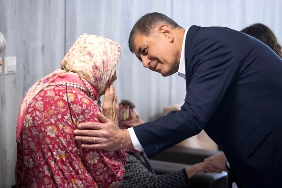Başkan Tugay'dan Huzurevi Sakinlerine Bayram Sürprizi Başkan Tugay'dan Huzurevi Sakinlerine Bayram Sürprizi