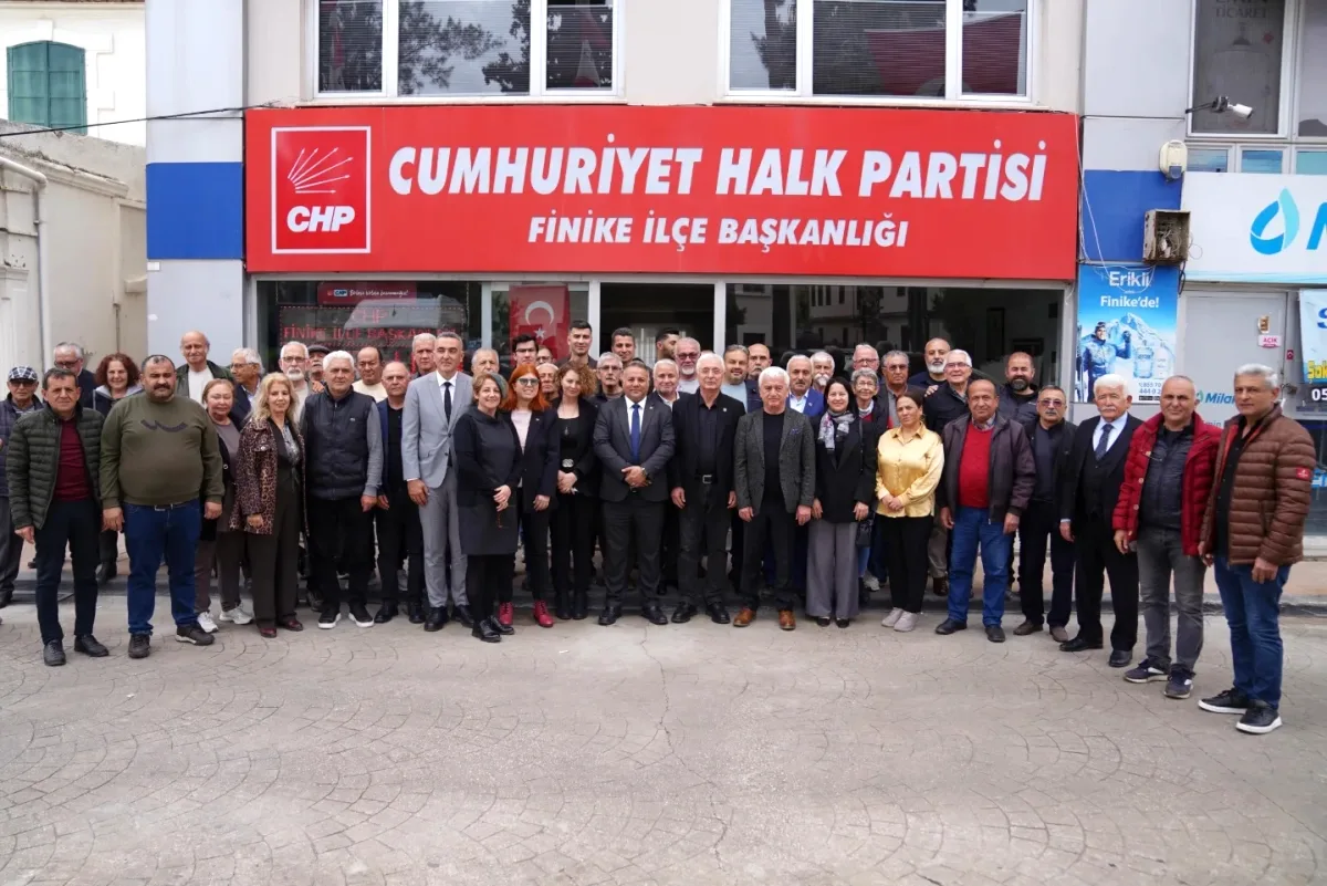CHP Liderleri Finike'de Bayramda Buluştu CHP Liderleri Finike'de Bayramda Buluştu