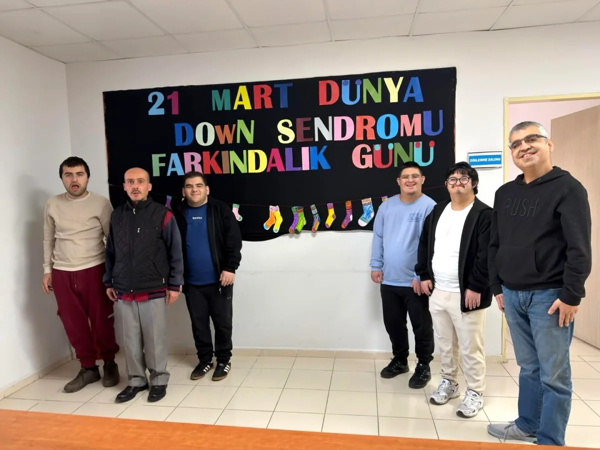 Büyükçekmece'de Renkli Çoraplarla Anlamlı Farkındalık Büyükçekmece'de Renkli Çoraplarla Anlamlı Farkındalık