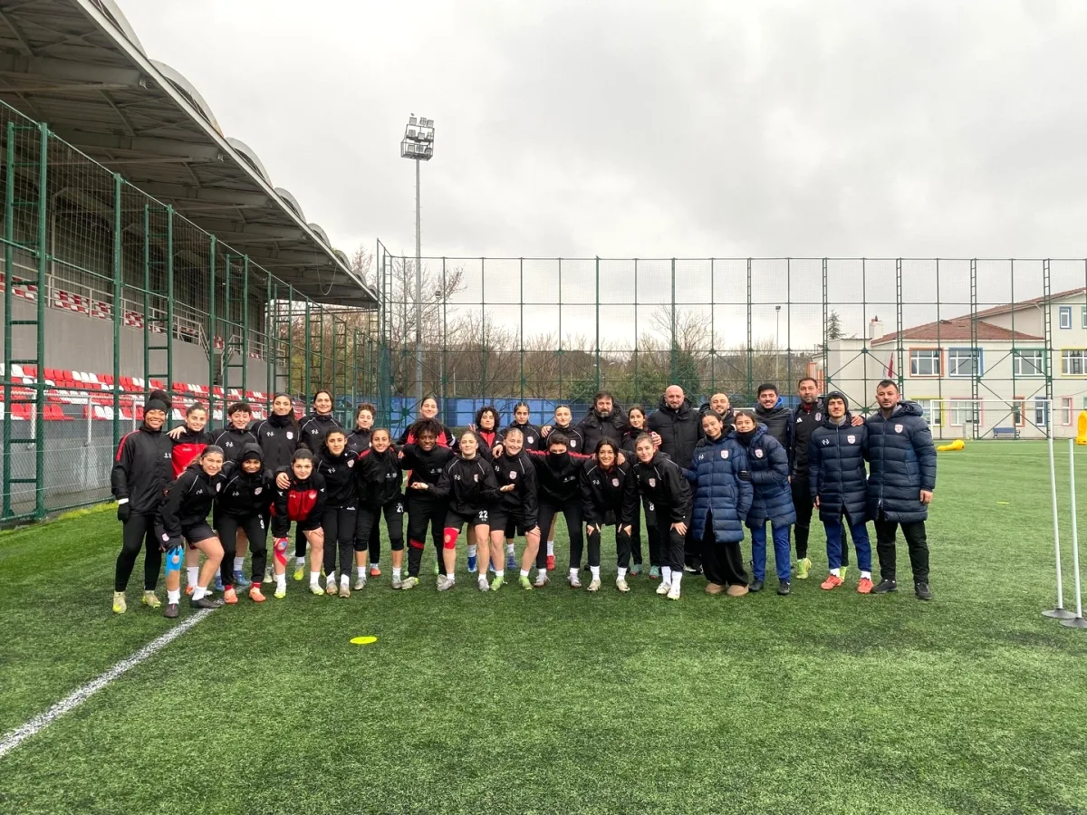 Bakırköy Kadın Futbol Takımı'nın Bayram Sonrası Sahaya Dönüşü Bakırköy Kadın Futbol Takımı'nın Bayram Sonrası Sahaya Dönüşü