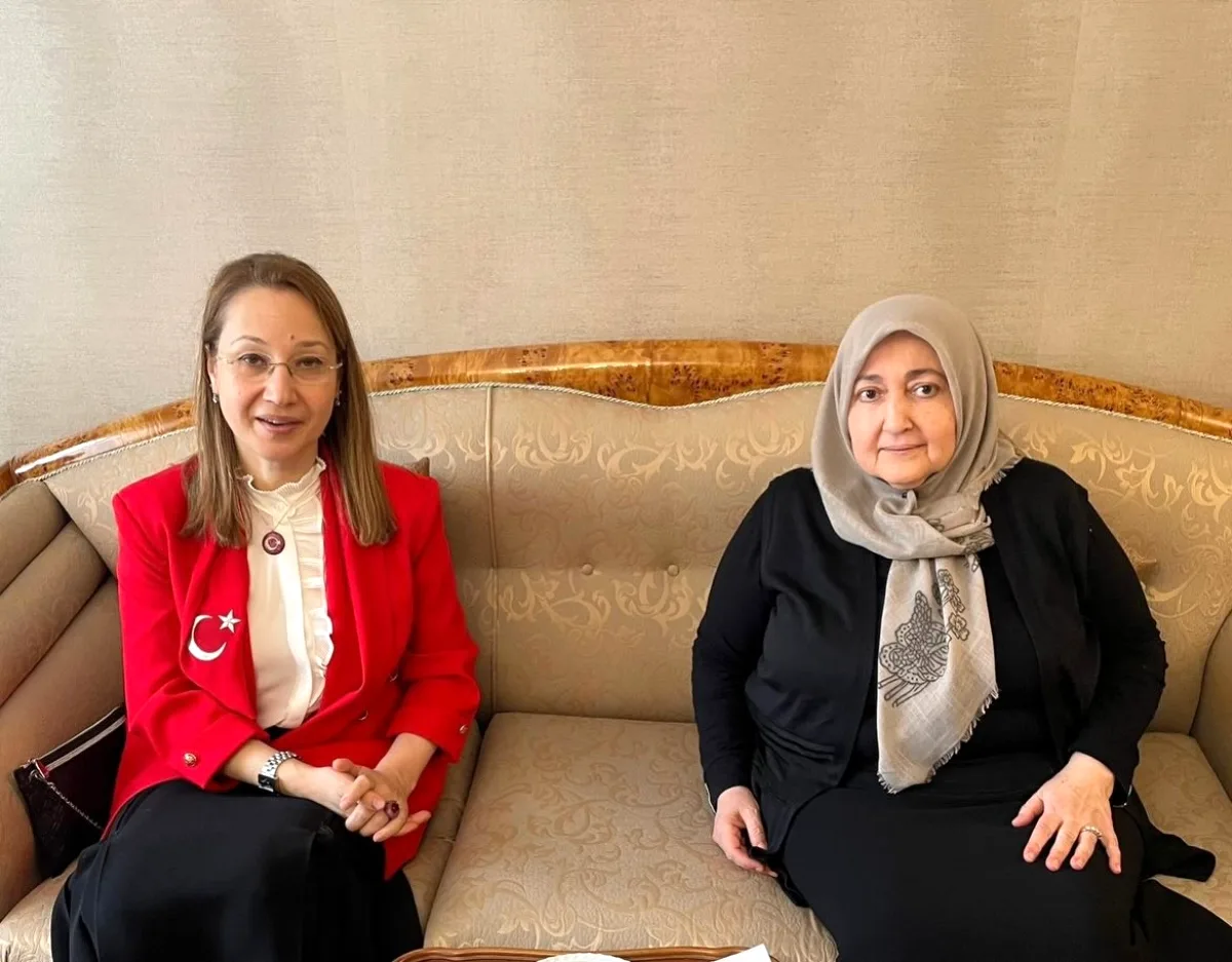 Derya Bakbak'tan Anlamlı Bayram Ziyareti Derya Bakbak'tan Anlamlı Bayram Ziyareti