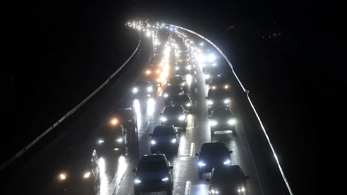 Bayram Dönüşünde Otoyollarda Yoğun Trafik Başladı Bayram Dönüşünde Otoyollarda Yoğun Trafik Başladı