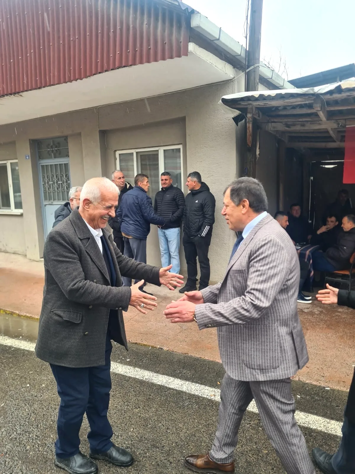 AK Parti'den Mahallede Bayram Ziyareti AK Parti'den Mahallede Bayram Ziyareti