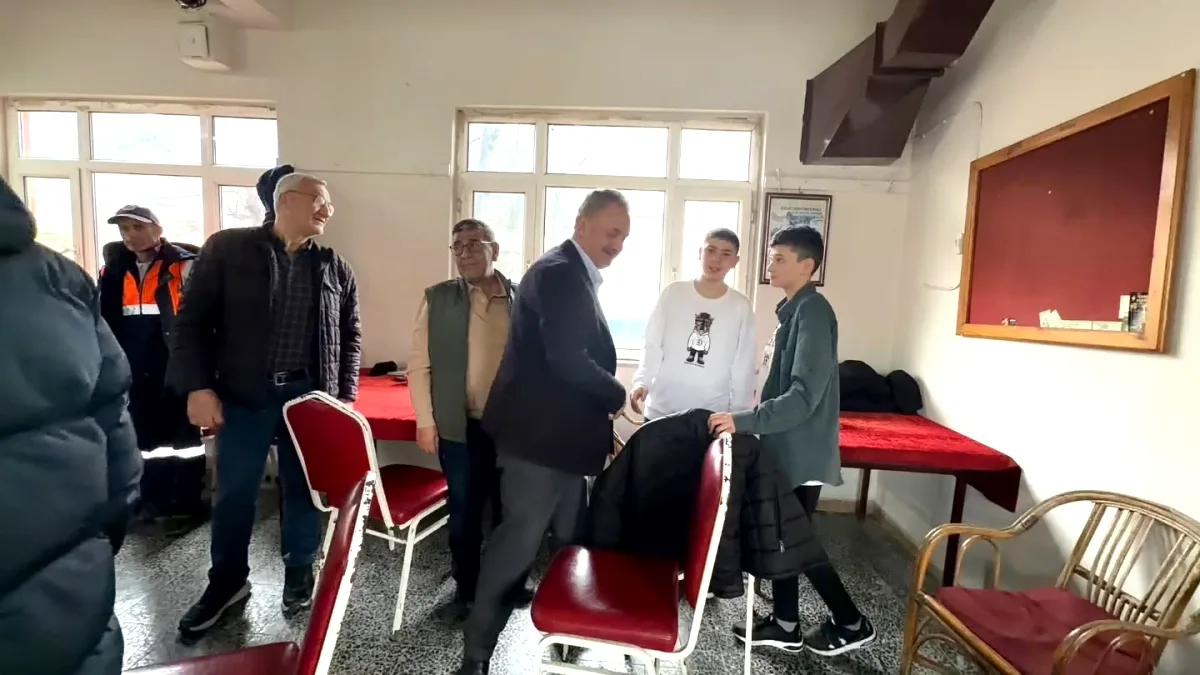 CHP'li Yöneticiler Mahallede Bayramlaştı CHP'li Yöneticiler Mahallede Bayramlaştı