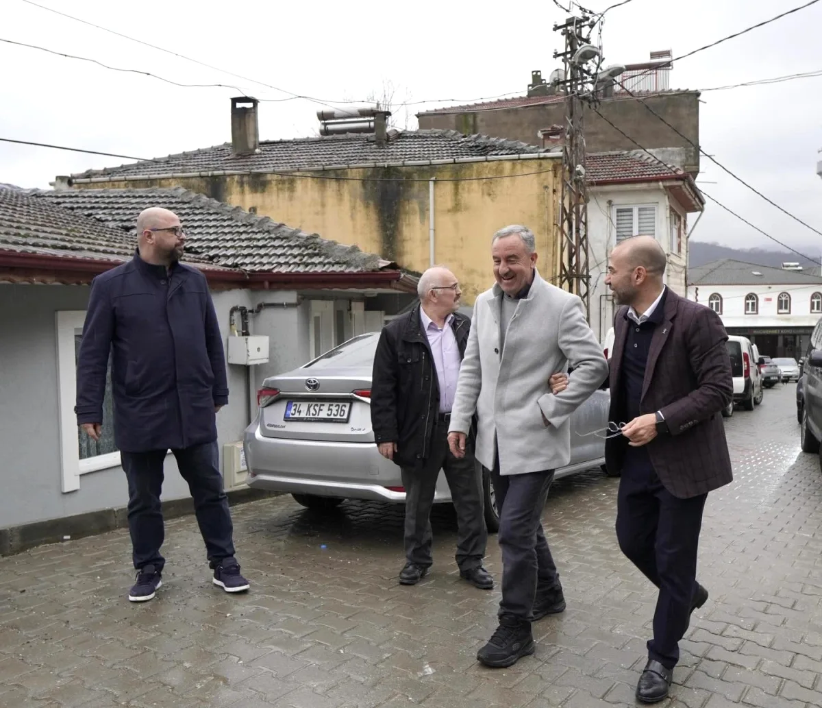 AK Partili İsimlerden Bayramın İkinci Gününde Köy Ziyareti AK Partili İsimlerden Bayramın İkinci Gününde Köy Ziyareti