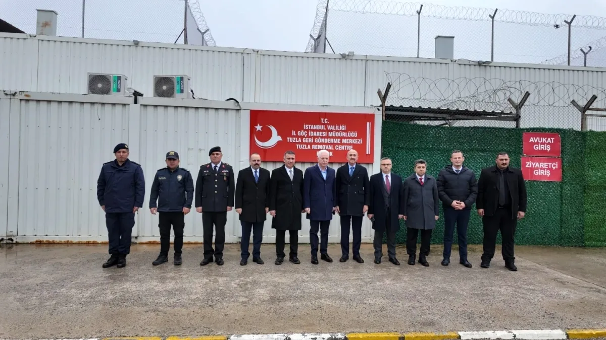 Üst Düzey Heyet Tuzla'da Bir Merkeze Bayram Ziyaretinde Bulundu Üst Düzey Heyet Tuzla'da Bir Merkeze Bayram Ziyaretinde Bulundu