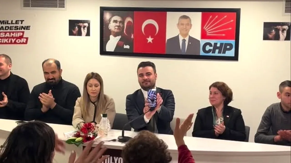 CHP Üsküdar'da Bayramlaşma ve Video Konferansla Bağlanan İsim CHP Üsküdar'da Bayramlaşma ve Video Konferansla Bağlanan İsim