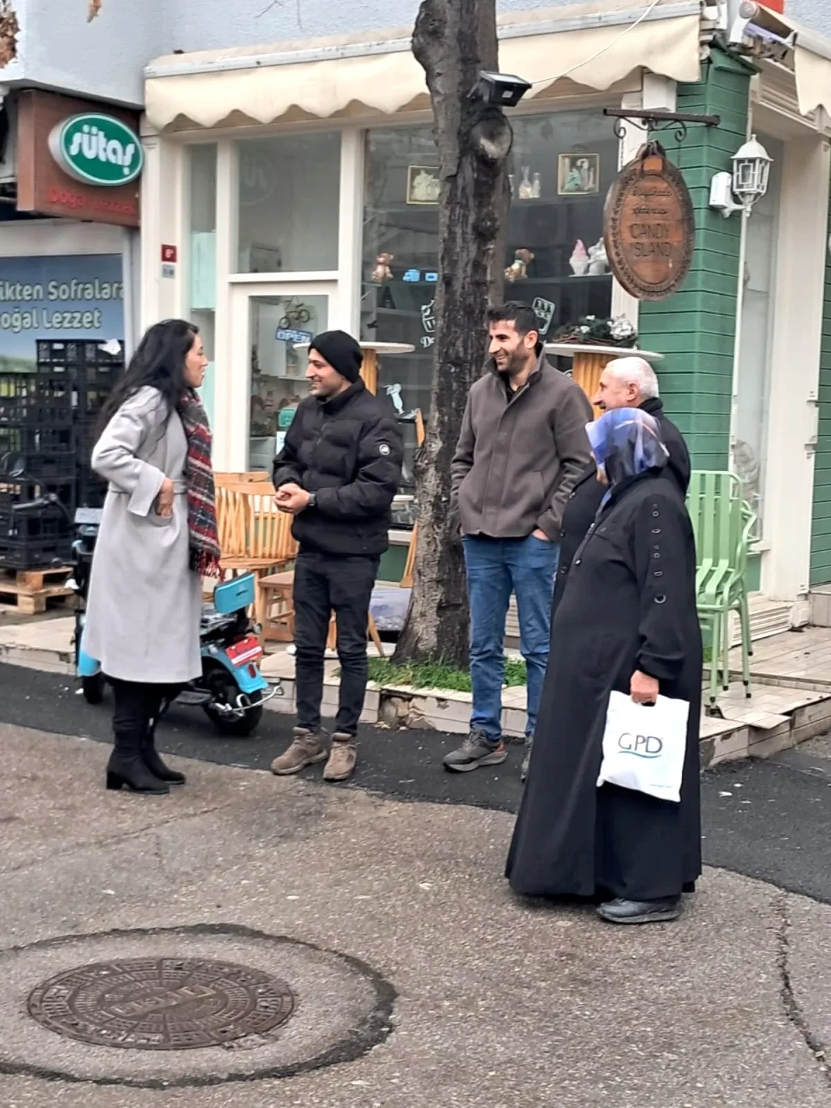 CHP Adalar İlçe Başkanlığı'ndan Bayramda Esnaf Ziyareti CHP Adalar İlçe Başkanlığı'ndan Bayramda Esnaf Ziyareti
