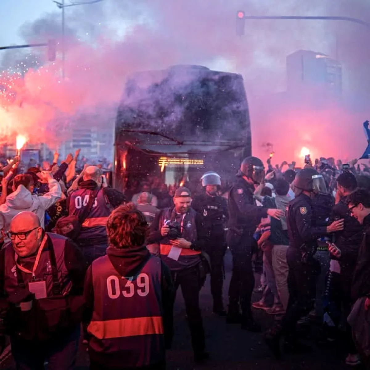 Deportivo Taraftarları Maç Gününde Türk Bayraklarıyla Sahne Aldı Deportivo Taraftarları Maç Gününde Türk Bayraklarıyla Sahne Aldı