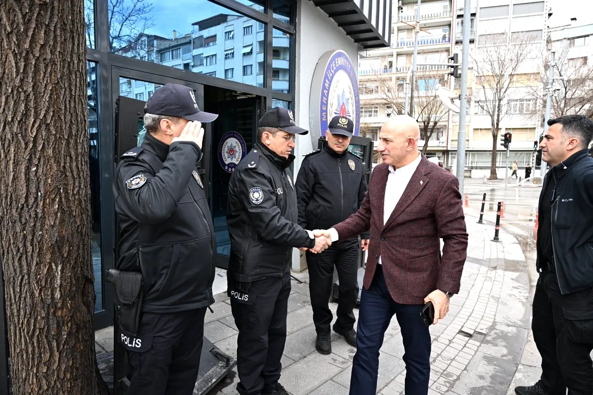 Konya'da Görev Başındaki Polislere Sürpriz Ziyaret Konya'da Görev Başındaki Polislere Sürpriz Ziyaret