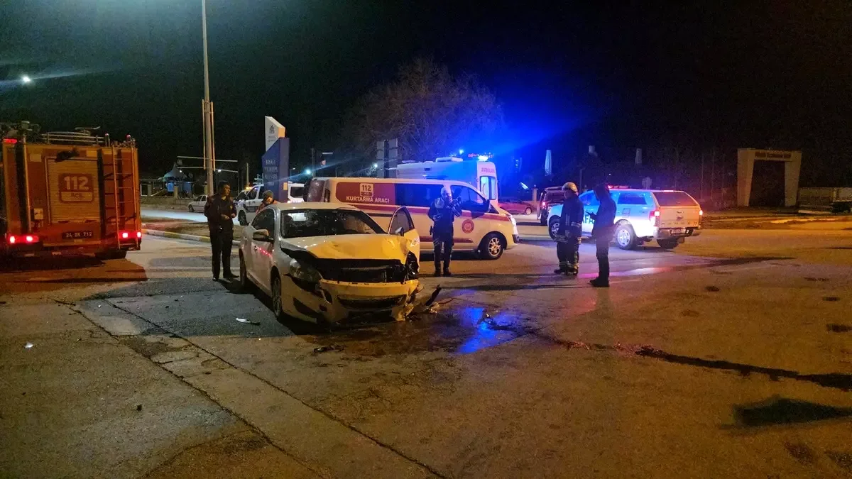 Erzincan'da İki Otomobil Kavşakta Çarpıştı Erzincan'da İki Otomobil Kavşakta Çarpıştı