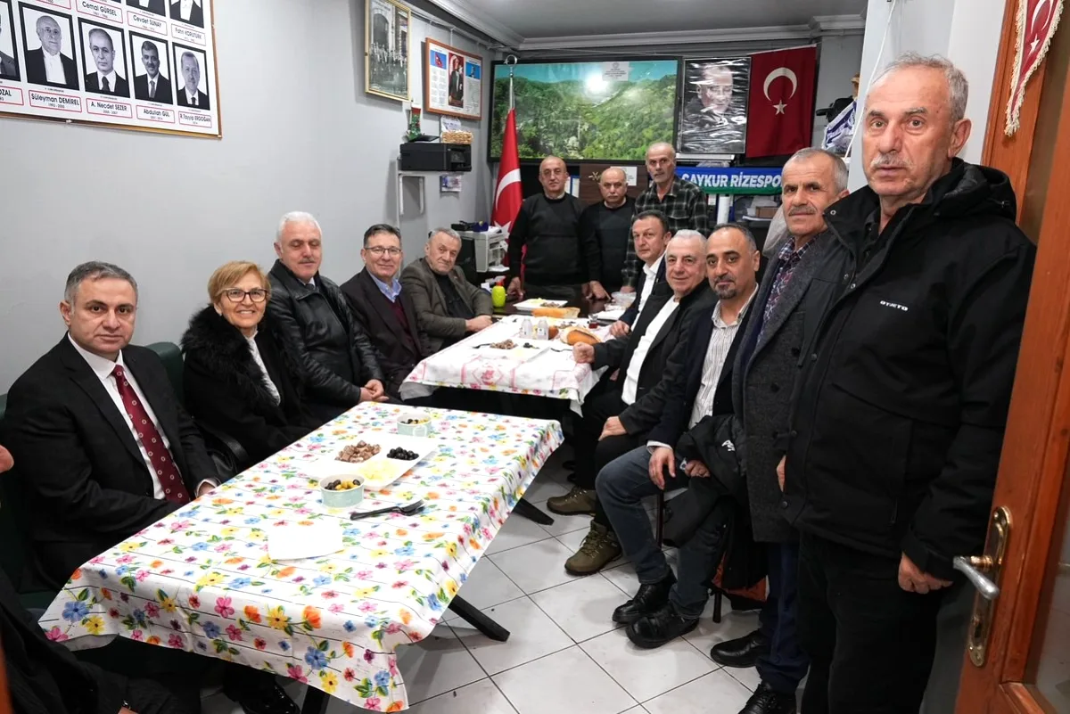 Başkan Aksu'nun Bayram Programındaki Anlamlı Buluşması Başkan Aksu'nun Bayram Programındaki Anlamlı Buluşması