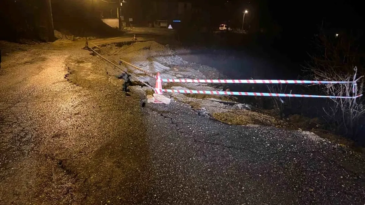 Silvan'da Yağış Sonrası Köy Yollarına Ulaşım Engellendi Silvan'da Yağış Sonrası Köy Yollarına Ulaşım Engellendi