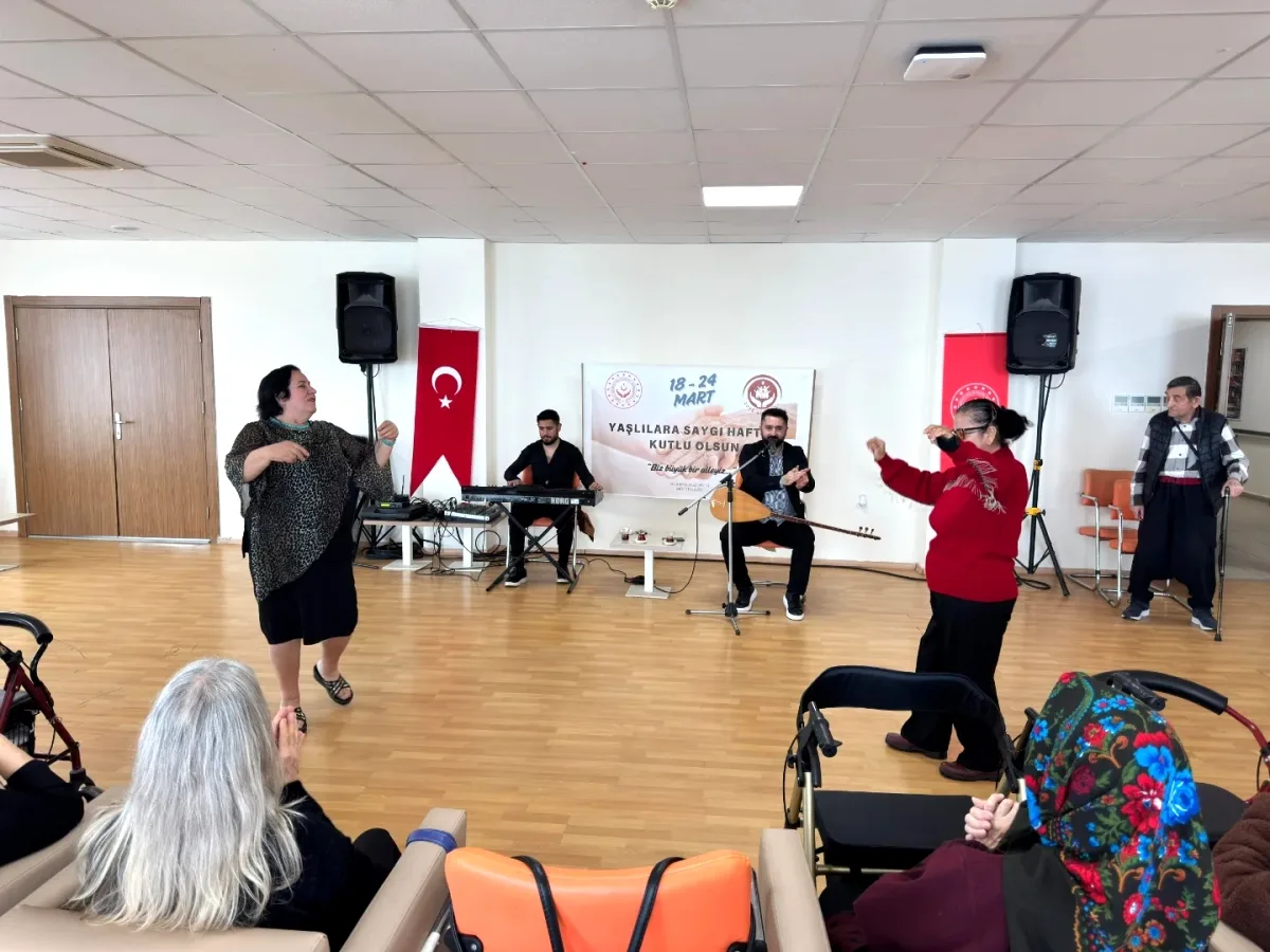 Alanya Huzurevinde Yaşlılar Haftasına Özel Müzikli Kutlama Alanya Huzurevinde Yaşlılar Haftasına Özel Müzikli Kutlama