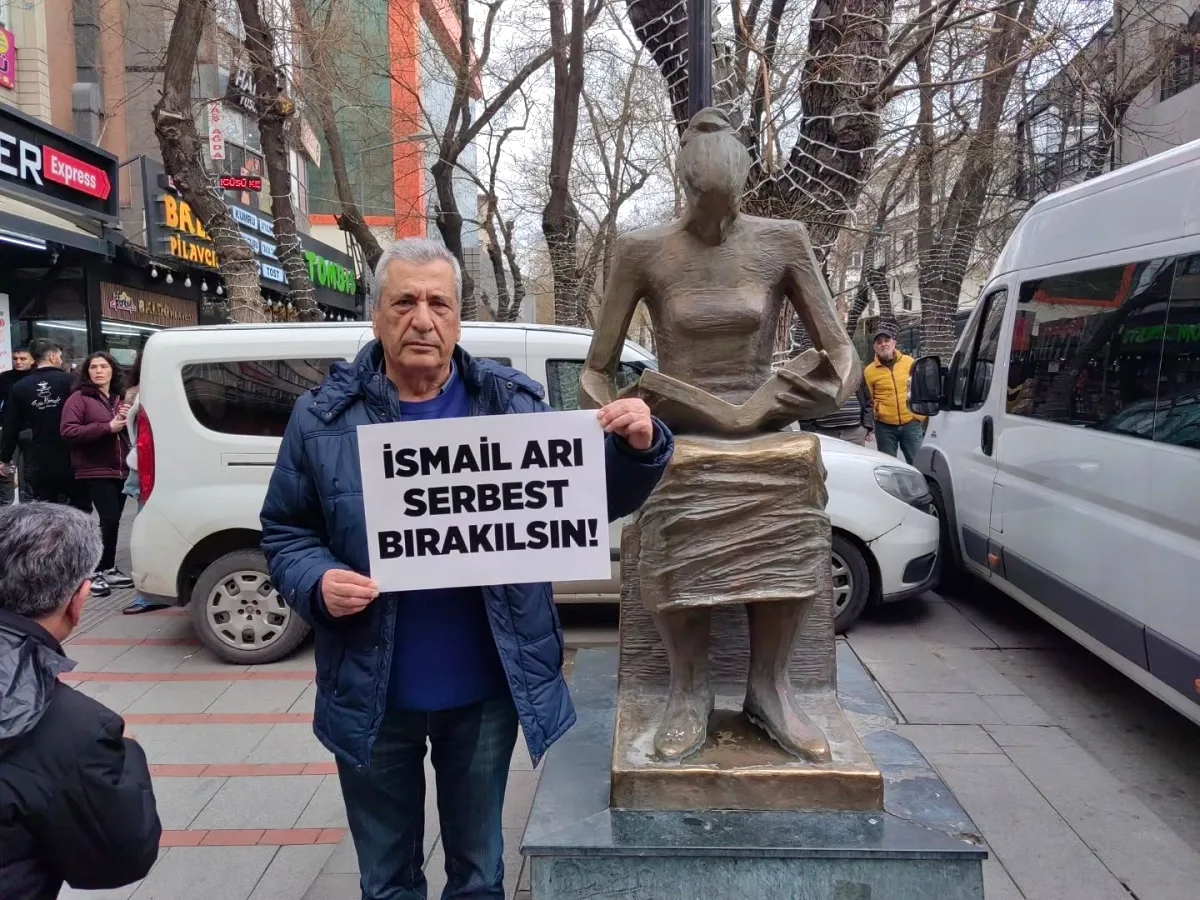 Gaziantep Milletvekili'nden Ankara'da Gözaltı Protestosu Gaziantep Milletvekili'nden Ankara'da Gözaltı Protestosu
