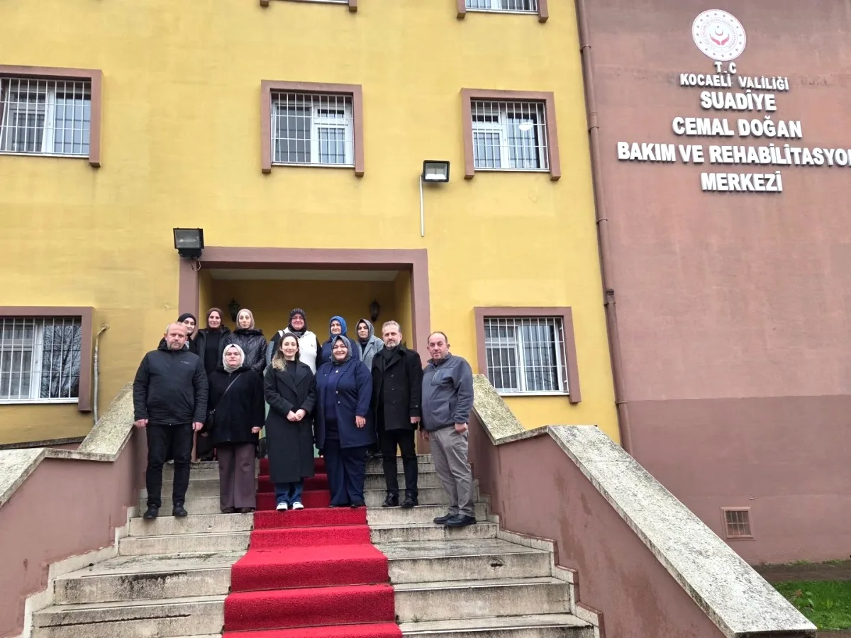 AK Parti Kartepe Kadın Kolları'ndan Özel Bir Bayram Ziyareti AK Parti Kartepe Kadın Kolları'ndan Özel Bir Bayram Ziyareti