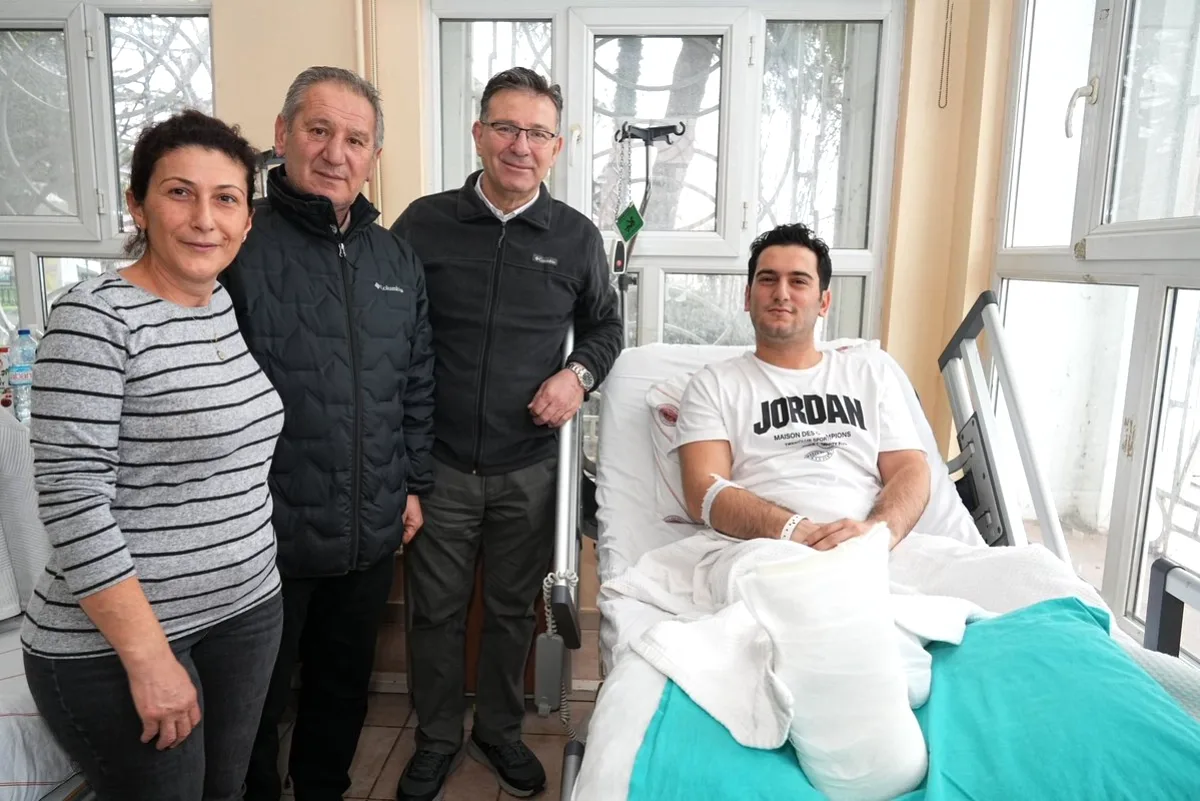 Sarıyer Belediye Başkanı'ndan Bayramda Hastane Ziyareti Sarıyer Belediye Başkanı'ndan Bayramda Hastane Ziyareti