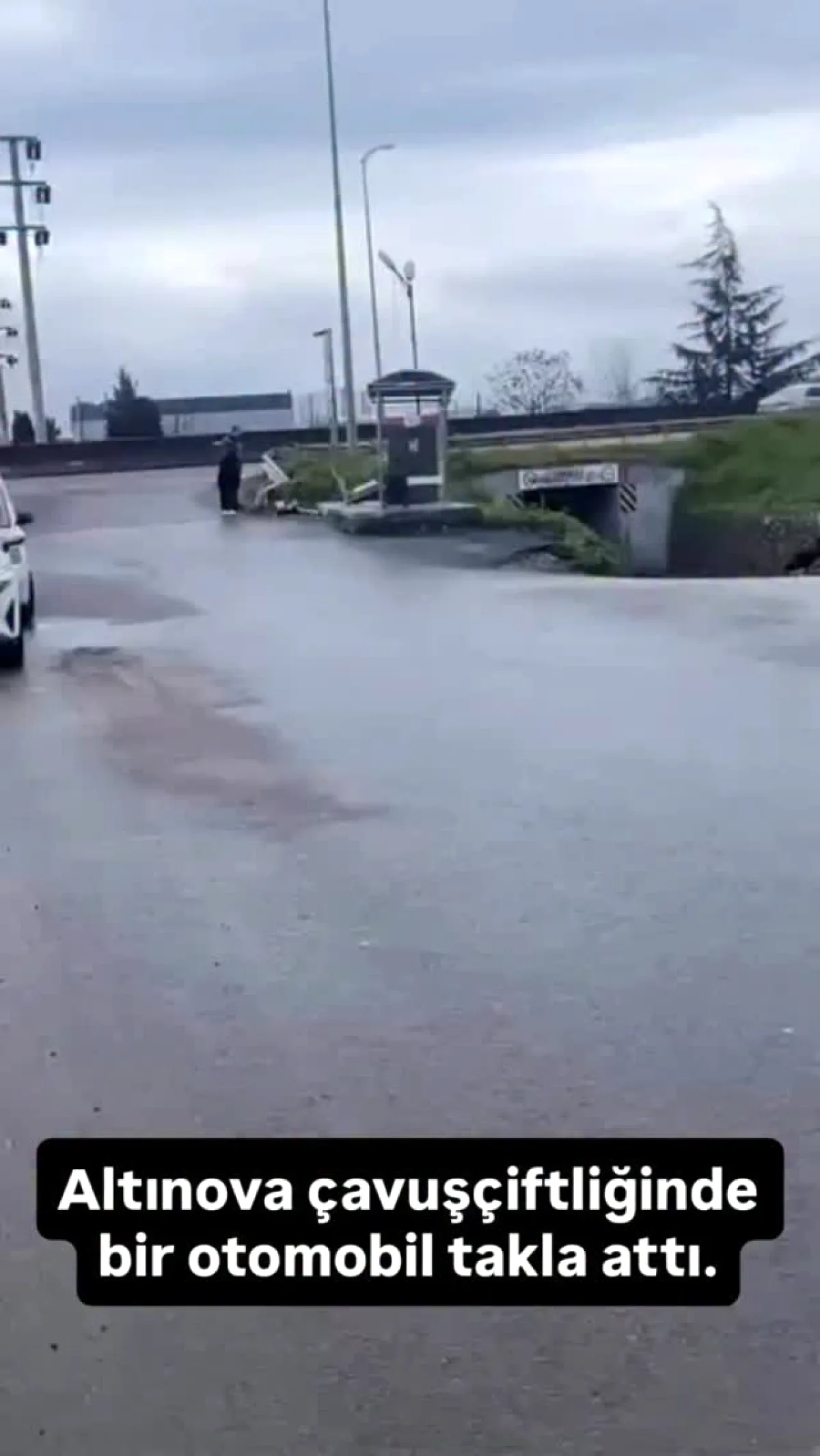 Altınova'da Otomobil Takla Attı Altınova'da Otomobil Takla Attı