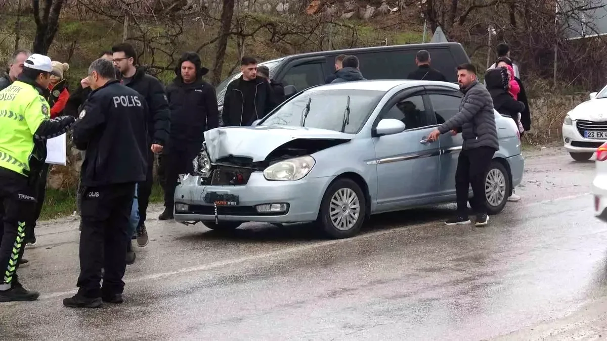 Malatya-Adıyaman Karayolunda Zincirleme Kaza: 4 Yaralı Malatya-Adıyaman Karayolunda Zincirleme Kaza: 4 Yaralı