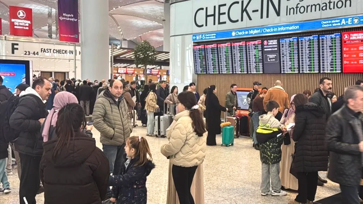 İstanbul Havalimanlarında Tatil Dönüşünde Yoğunluk Patlaması İstanbul Havalimanlarında Tatil Dönüşünde Yoğunluk Patlaması