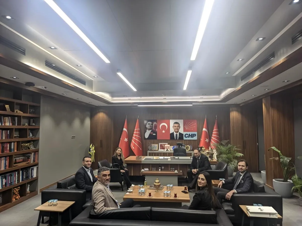 Zafer Partisi'nden Rakip Partilere Sürpriz Bayram Ziyareti Zafer Partisi'nden Rakip Partilere Sürpriz Bayram Ziyareti