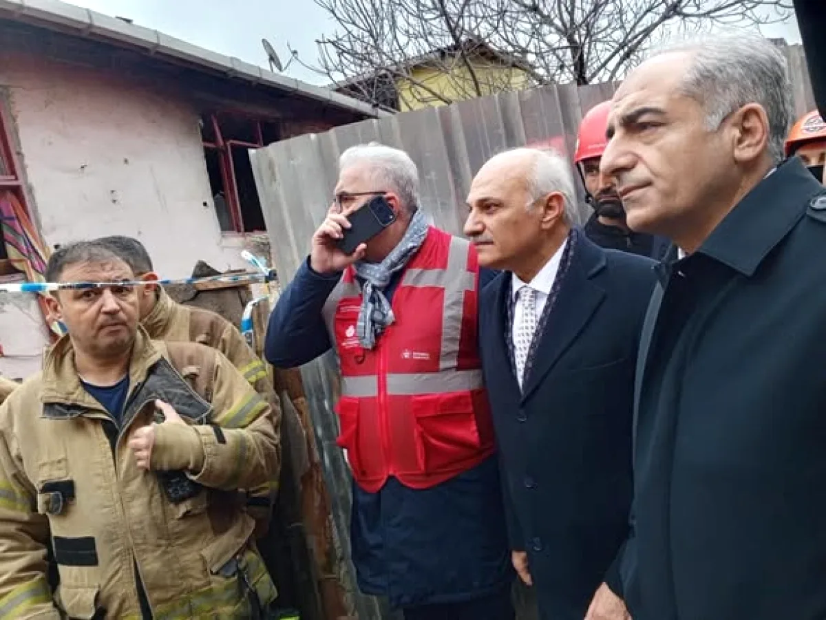 Saadet Partili İsimler Fatih'teki Çöken Binada İnceleme Yaptı Saadet Partili İsimler Fatih'teki Çöken Binada İnceleme Yaptı